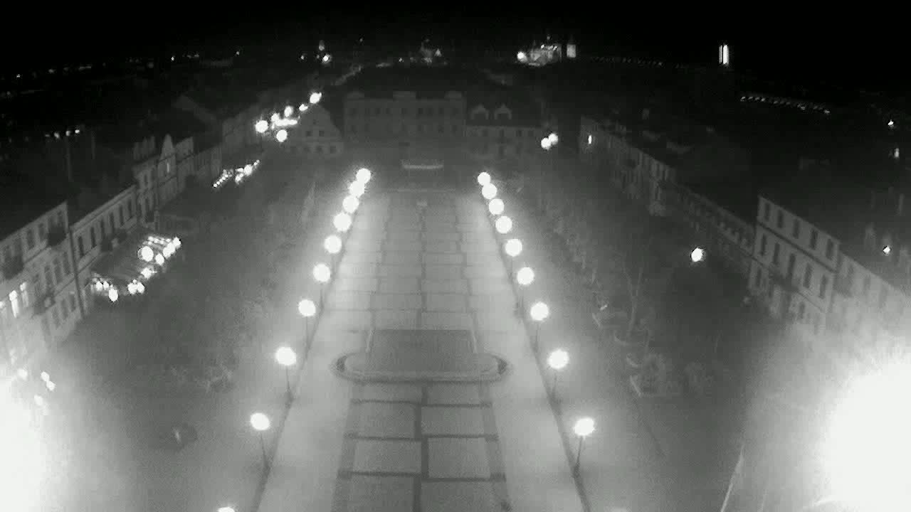 Obraz z kamery na Starym Rynku w Płocku w dniu 2019-11-19 21:48
