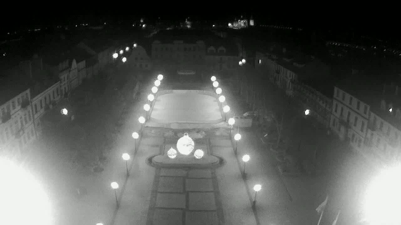 Obraz z kamery na Starym Rynku w Płocku w dniu 2019-02-13 04:24